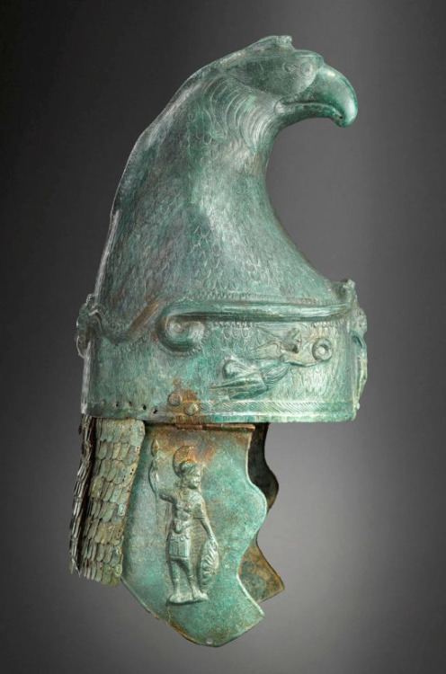 shewhoworshipscarlin:Roman cavalry helmet, 100-250 AD.