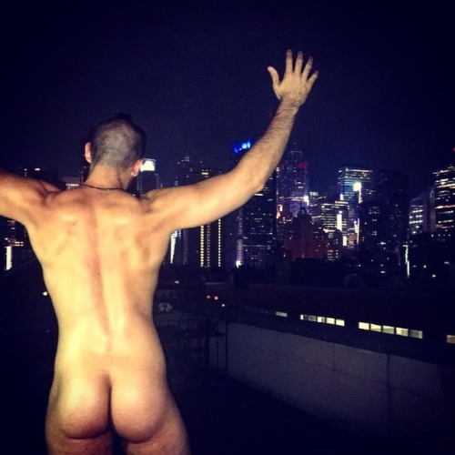ROOF | TOP | BUTT This #butt is living it up in the #citythatneversleeps! Great bit of #cheekiness f