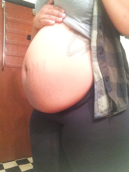 ox-fetraynail:  After bloating in the shower I got dressed and fell in love with the way my belly looked in these tight leggings and shirt. Dying for some belly rubs before my tummy goes down.