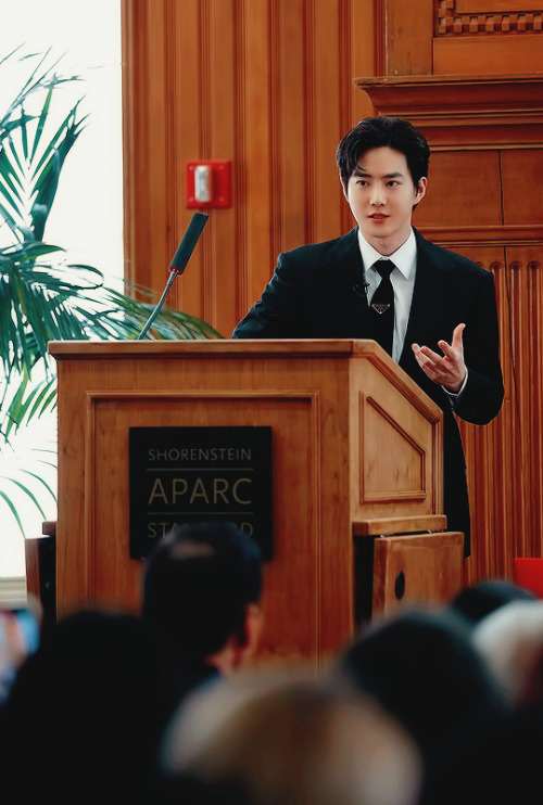 (220520) Suho attended Stanford University’s Korean Studies conference and the discussion panel on the K-Wave, sharing personal stories as a K-Pop artist on how he has felt the global influence of the Korean culture in everyday life through the recreatable content. – ©SMTOWN #suho#junmyeon #kim jun myeon #exo#exosnet#mgroupsedit#ultkpopnetwork#exoedit#suhoedit#photoset#smtown official#edit#my edit