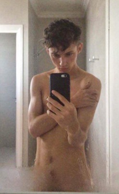 4bottommen:  Troy Sivan