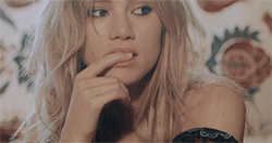 Nous - Comme si une soirée pouvait tout détruire Tumblr_nvcw0tD5hW1unhinko1_250