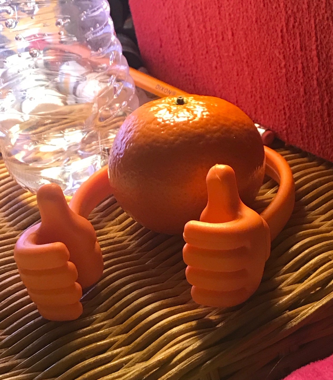 pancakewithanxiety:  voltronic2000:  So I have this hand thing that holds your phone up on a desk and I put an orange in the middle of it to eat later and didn’t even realize till just now that it looks like the orange is giving me two thumbs upThanks