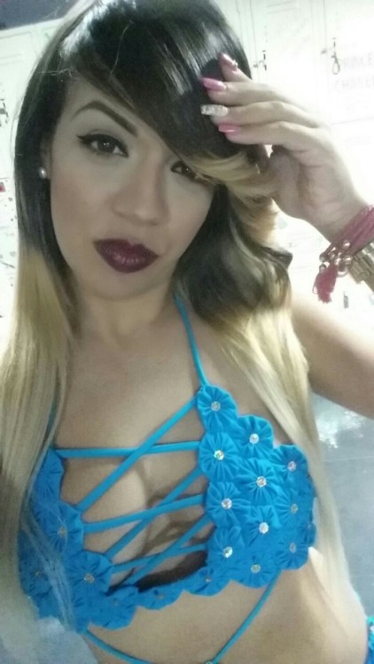chapiadoradepuertorico:La puta de juncos PR Nicol Dennisse la blondie de frenchys cobra 300 por chic