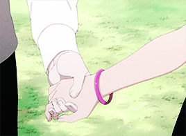 lady-nounoum:                           Holding Hands ♥