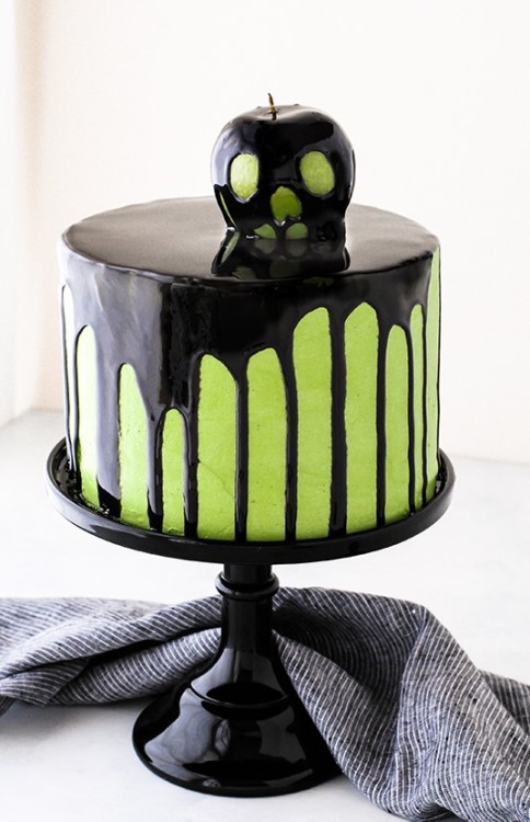 sweetoothgirl:  POISON APPLE CAKE  