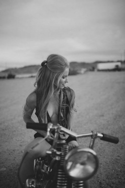bikes-n-girls:  Biker girl http://bikes-n-girls.tumblr.com/ 