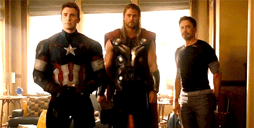 chrishemswortth:Look at this tiny human person next to these giants.616 Tony is an inch shorter than