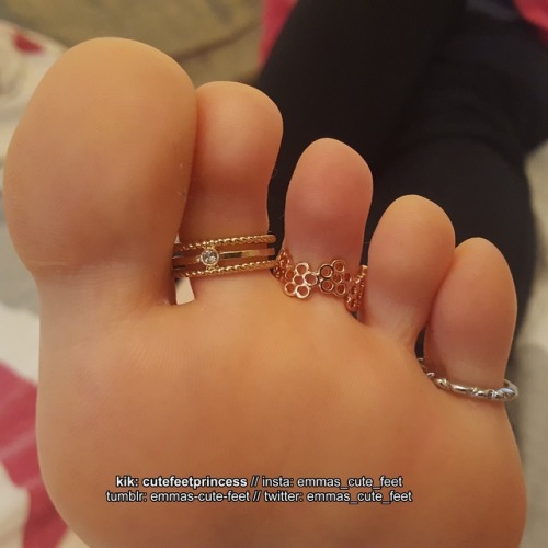emmas-cute-feet:  get your own items. 🎀 🔹️socks🔹️pics🔹️vids🔹️chat🔹️pantys… message me on kik: cutefeetprincess or try to be my little foot boy / slave. 👼👿