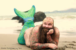 uluhlynx:  sweet-saccharin: if this ain’t the most beautiful mermaid you’ve ever seen…  He looks so happy 