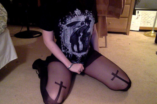 weary-bones:  Definitely one of my new favorite shirts! Worn Doll has such gorgeous designs