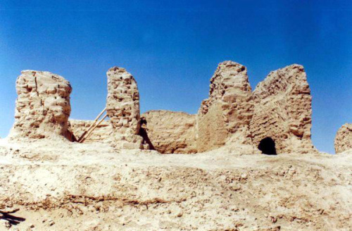 incandescent-justice:mostly-history:Ruins of Loulan (Xinjiang, China).Loulan was a desert oasis city