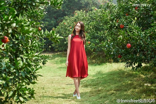 smileyanie: So prettyyyyyy Yoona - Innisfree Jeju Pomegranate Revitalizing Essence, credit Innisfree