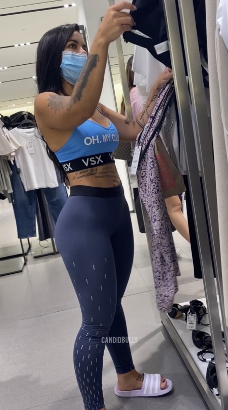 leggingsflipflops:candidbully1:Perfect body TEASING THE CAM FULL VID IS 4:49 min 🔥🔥🔥NOW THIS!! IS the type of leggings and flip flops combo I love. Man I wish I can catch something like this one day