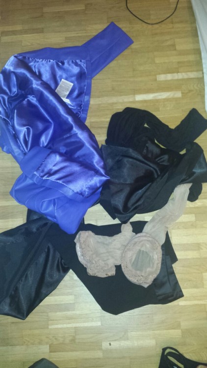 Die Wahl meines Outfits gestern&hellip; Schwarzer Rock, schwarze Satinbluse und eine violette Lederj