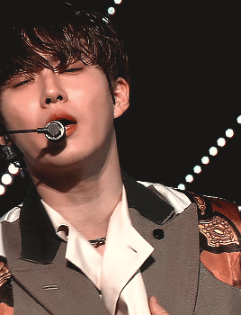 lawlliets:Suho - Love Shot @ Inkigayo (181216)