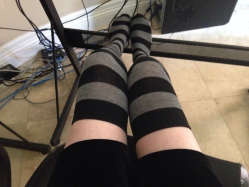 daddyfuckedme:  I feel like I’m in middle school again where’s my avril lavigne cd at