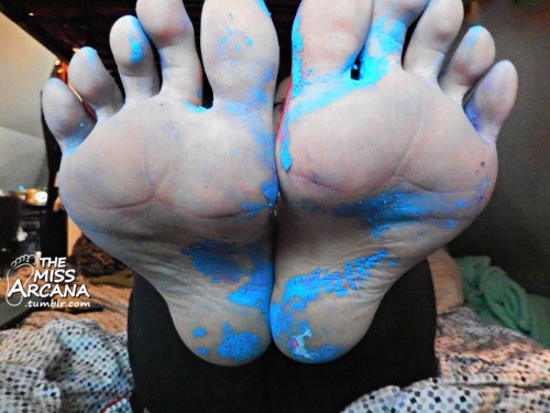 themissarcana:  I was makin’ foot prints before :3 Now I’m full of paint