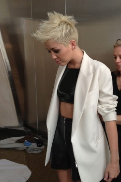a-ussi:  hipstercyrus:  is she getting hotter