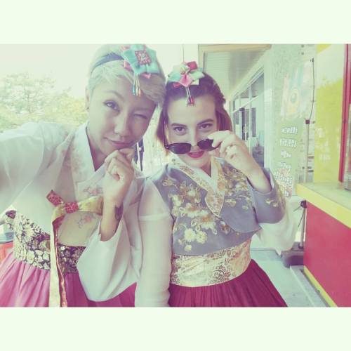 The most non traditional people in #한복 #hanbok #koreatrip #bestfriends #ootd #noicrew #nekonoi (at 전