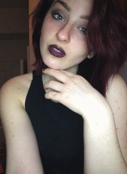 seirene-tou-anthemoessa:  Lipstick matches my hair 🍒💔 