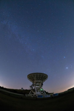 darylfranz:  VERA入来観測局—20m電波望遠鏡と冬の天の川