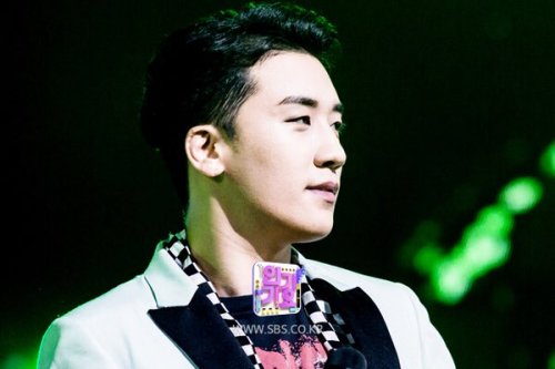 yellow-sprout: 180722 SEUNGRI - SBS INKIGAYO