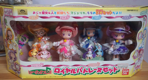 Selling Unopened Doremi doll set, due to aging it has some yellow staining inside, will send better 