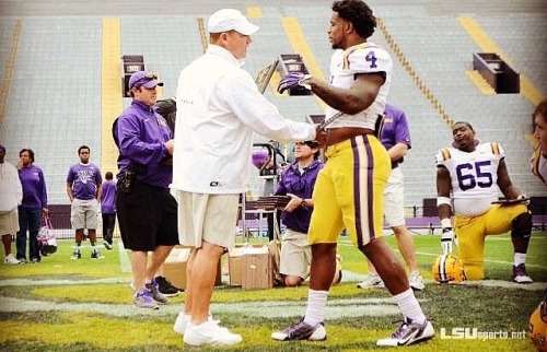 sleezedoutt: Thick! I think I need to follow LSU football again&hellip;