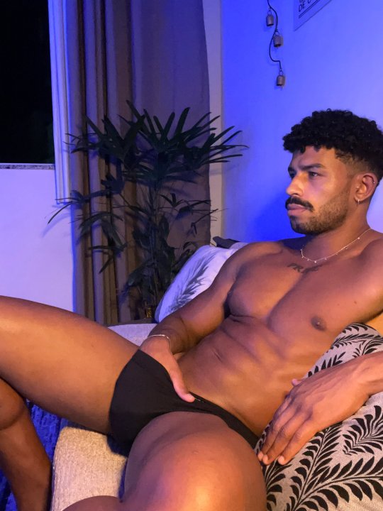 girthv:amoloshombres:Chilling, watching the TV 👌