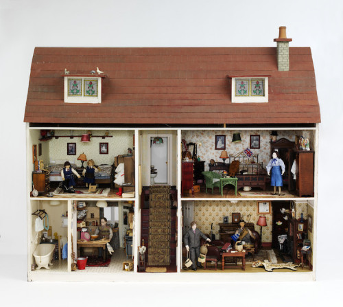 mymodernmet:Exquisitely Detailed Dollhouses Document 300 Years of British Domestic Life
