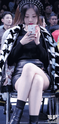 Son Naeun (APink), bored as fuck at a fashion show.