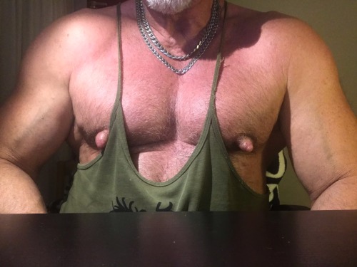 prickklaude:muscledaddys:Shirttrouble suckable chewable nipples! 