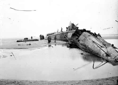 scrapironflotilla: The German submarine UC-61, destroyed by its own crew when aground on the French 