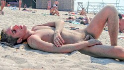 wanderingnaked:  The right way to enjoy a sunny day on the beach even if all the others does it wrong 