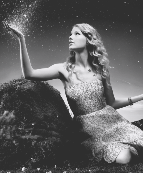 hermionegrarnger:   Taylor Swift Albums: Fearless (4/5) “To me, ‘fearless’ is not the absence of fear. It’s not being completely unafraid. To me, fearless is having fears. Fearless is having doubts. Lots of them.”  