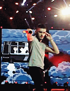 ohmy1zarry:I don’t even know what he’s doing anymore, but I approve ! / x /