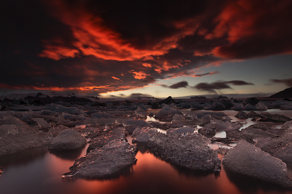 nubbsgalore:   a song of ice and fire. photos from jokulsarlon, iceland by (click