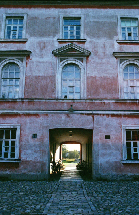 sunset through architecture in suomenlinna, helsinki, finland.canon ae-1 + kodak ultra max 400.