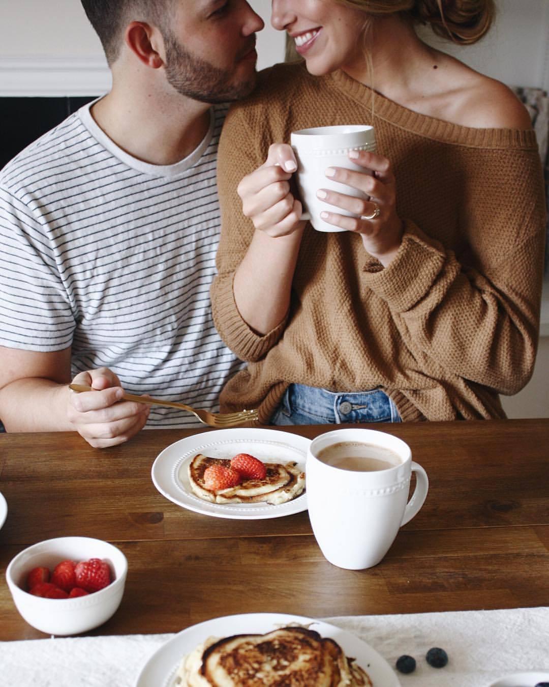 Have a coffee have breakfast. Завтрак с любимым. Завтрак вдвоем. Завтрак для любимой. Романтический завтрак на двоих.