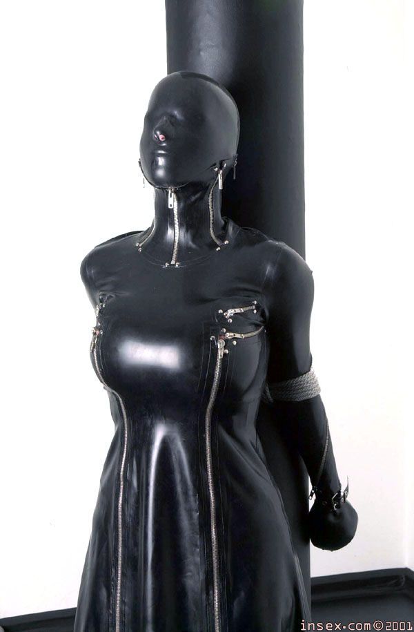3-holes-2-tits:  1016 in rubberAn insex classic, and a good show. (In the shot you
