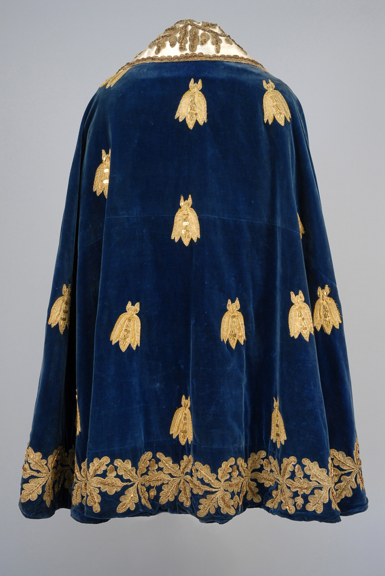 18thcenturyfop:  GENTS FRENCH METALLIC EMBROIDERED COURT COAT, WAISTCOAT and CAPE,