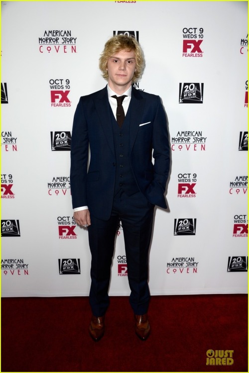 youredoingitwrong-cut-vertically:  Some of the cast at the premiere. 