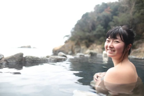 何度となく訪れている 西伊豆にある 雲見温泉｢赤井浜露天風呂｣ ・ 目の前にある海と青空が同化して 真っ青な景色が広がる とっても気持ちの良い温泉です ・ 前回訪問時に気になったのは 浜にある大量のゴ