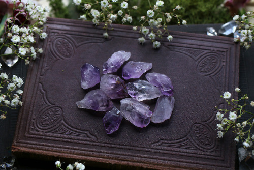 Clear quartz points, amethyst, labradorite and rose quartz pieces are now available at my Etsy 