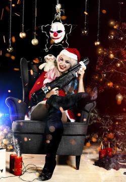 cute-cosplay-babe:  [self] al.cosplays as festive harley quinn :)