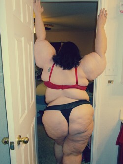 xxlgirls:  I love fat girls. They offer : - their enormous pair of tits that jiggles - their juicy ass, full of cellulite, ideal for a facesitting - their fluffy belly that shakes like jelly - their thick thighs, yummy as a big piece of ham Fat women