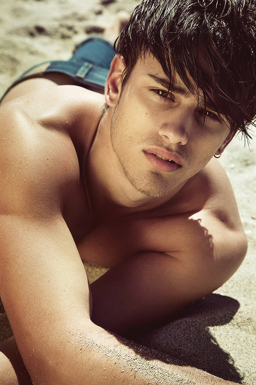 puricantopboii:  poisonparadise:  Sergio Carvajal | By: Honey Gueco  Omg 