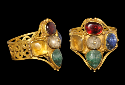 archaicwonder:Byzantine Gold Ring, 6th -8th Century ADWith cabochons of garnet, emerald, lapis lazul