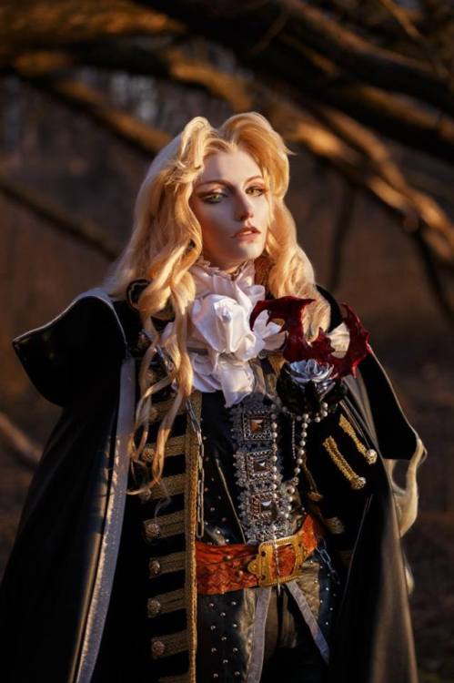 gamers-de-culto:Hoy, en el #Cosplay De La Semana:Mary Rihter interpretando a Alucard del videojuego 